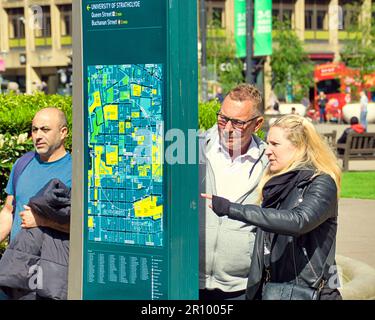 Glasgow, Schottland, Vereinigtes Königreich, 10. Mai 2023. UK Weather: Bei Sonnenschein im Stadtzentrum gingen die Einheimischen auf die Straßen, um das Stadtleben zu genießen. George Square ist der Hotspot für Besucher der Stadt. Credit Gerard Ferry/Alamy Live News Stockfoto