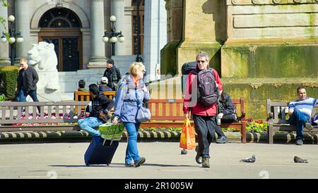 Glasgow, Schottland, Vereinigtes Königreich, 10. Mai 2023. UK Weather: Bei Sonnenschein im Stadtzentrum gingen die Einheimischen auf die Straßen, um das Stadtleben zu genießen. George Square ist der Hotspot für Besucher der Stadt. Credit Gerard Ferry/Alamy Live News Stockfoto