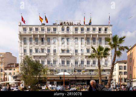 Cannes, Frankreich 10 2023. April: Splendid Hotel in Cannes mit Boule-Spieler auf dem Vorplatz, Frankreich Stockfoto