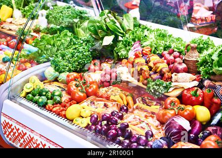 Gemüse und Fleischprodukte auf dem Ladentisch Stockfoto