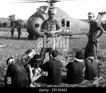 Operation Starlight, eine USA Marinekorps suchen und zerstören die Operation südlich von Chu Lai. 599 Tote und sechs Gefangene. Vietcong-Gefangene warten darauf, mit dem Hubschrauber in den hinteren Bereich gebracht zu werden. August 1965. Stockfoto