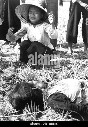 15 Zivilisten wurden bei der Explosion einer selbstgemachten Vietcong-Mine auf einer Landstraße in Tuy Hoa getötet. Die meisten Opfer fuhren in einem Truck, der die Mine traf und von der Explosion zerrissen wurde. Ungefähr 1966. Stockfoto