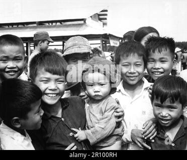 Ein neuer Markt für "Tinh Thuong". Kinder versammeln sich vor dem Markt, der mit Unterstützung der Regierung Vietnams und USAID gebaut wurde. Stockfoto