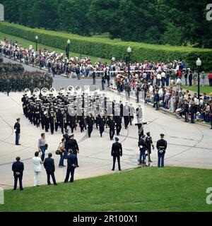 Die US-Marine Band kommt auf dem Arlington National Cemetery im Trauerzug marschieren für den unbekannten Soldaten der Vietnam ära. Stockfoto