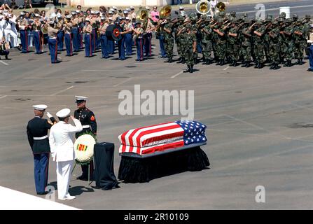 Sergeant Major Allan J. Kellogg jr., eine Ehrenmedaille Empfänger für den Dienst in Vietnam, und Allgemeine Jerome F. O'Malley, Commander-in-chief, Pacific Air Force, Salute der Unbekannte Soldat der Vietnam ära während der Benennung und Abschiedszeremonie. Der Fleet Marine Force Pazifik Band spielt im Hintergrund. Stockfoto