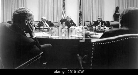 General Creighton W. Abrams, US-Befehlshaber in Südvietnam, spricht mit Präsident Johnson und seinen Beratern am 29. Oktober 1968 im Weißen Haus in Washington, DC, über die militärische Lage in Vietnam. Dieser Archivdruck ist in den folgenden Größen erhältlich: 8' x 10' $15,95 mit KOSTENLOSEM VERSAND 11' x 14' $23,95 mit KOSTENLOSEM VERSAND 16' x 20' $59,95 mit KOSTENLOSEM VERSAND 20' x 24' $99,95 mit KOSTENLOSEM VERSAND * das Wasserzeichen des American Photoarchive wird nicht auf Ihrem Ausdruck angezeigt. Stockfoto
