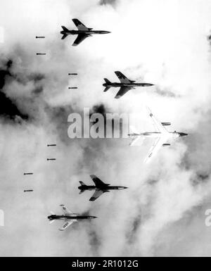 Unter Radarkontrolle mit einem B-66 Destroyer, Air Force F-105 ThunderChief Piloten bombardieren ein militärisches Ziel durch niedrige Wolken über dem südlichen Panhandle von Nordvietnam. 14. Juni 1966. Foto von Oberstleutnant Cecil J. Poss, USAF. Stockfoto