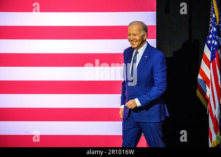 Walhalla, New York, USA. 10. Mai 2023. USA Präsident Joe Biden trifft ein, um am SUNY Westchester Community College in den Außenbezirken von New York City eine Rede zu halten. In einer Rede mit dem Titel "Investing in America" diskutierte Biden, warum der Kongress einen Zahlungsausfall sofort vermeiden muss. Kredit: Enrique Shore/Alamy Live News Stockfoto