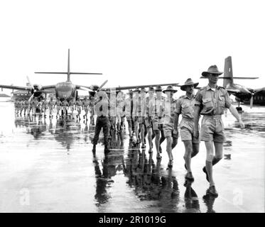 Ein Kontingent der Royal Australian Air Force trifft am Flughafen Tan Son Nhut in Saigon ein, um mit den Südvietnamesen und den USA zusammenzuarbeiten Luftstreitkräfte bei der Beförderung von Soldaten und Vorräten in die Kampfgebiete in Südvietnam am 10. August 1964. Stockfoto