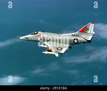 Ein Luft-zu-Luft linke Seitenansicht eines Angriffs Squadron 164 (VA-164) A-4 Skyhawk Flugzeuge auf dem Weg zu einem Ziel im Norden Vietnams. Das Flugzeug wird von Cmdr pilotiert. William F. Span, Executive Officer der VA-164. Stockfoto
