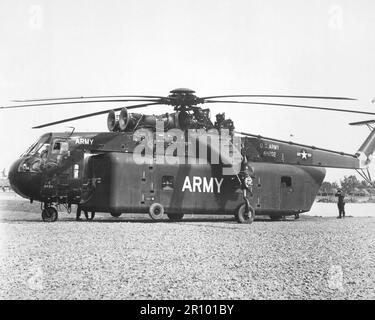 Eines der einzigartigen Ausrüstungsgegenstände, die von der 1. Kavallerie-Division (Flugzeugmobil), USA, nach Vietnam gebracht wurden Army ist der riesige Sky Crane CH-54A Hubschrauber, der enorme Lasten heben kann. Ungefähr 1960. Stockfoto