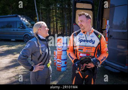 Tingsryd, Schweden, 10. Mai 2023 MRF Tyres Dealer Team und Team GN Motorsport während der Tests vor der FIA European Rally Championship in Polen. Mitfahrerin Julia Thulin unterhält sich mit Kollegen Johan Johansson Credit: PEO Mšller/Alamy Live News Stockfoto