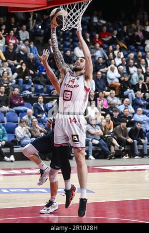 Antwerpen, Belgien. 10. Mai 2023. Antwerpens Roby Rogiers in Aktion während eines Basketballspiels zwischen den Antwerpen Giants und Limburg United, das am Mittwoch, den 10. Mai 2023 in Antwerpen stattfand, dem ersten Spiel im Halbfinale der „BNXT League“-Korbmeisterschaft in der belgischen First Division. BELGA FOTO TOM GOYVAERTS Kredit: Belga News Agency/Alamy Live News Stockfoto