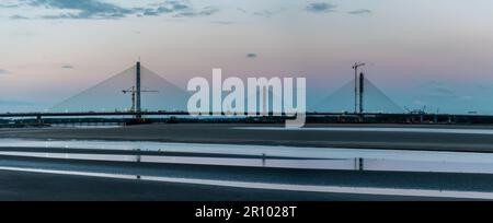 Die Mersey Gateway Bridge ist eine mautpflichtige Brücke zwischen Runcorn und Widnes in Cheshire, England, die sich über den Fluss Mersey und den Manchester Ship Canal erstreckt Stockfoto