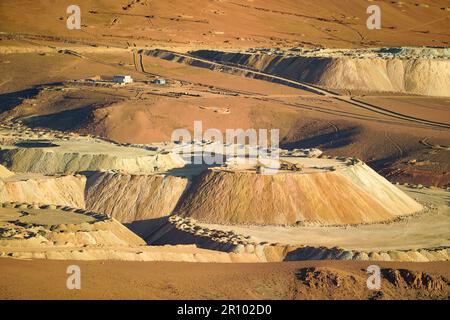 Blick von oben auf Kupferkonzentratlager in einem Kupferbergwerk in Chile Stockfoto