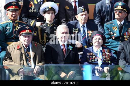 Moskau, Russland. 09. Mai 2023. Der usbekische Präsident Shavkat Mirziyojew, das Zentrum, beobachtet neben Veteranen die jährliche Militärparade zum Siegesfeiertag auf dem Roten Platz zum 78. Jahrestag des Sieges über Nazideutschland im Zweiten Weltkrieg am 9. Mai 2023 in Moskau, Russland. Kredit: Gavriil Grigorov/Kreml Pool/Alamy Live News Stockfoto