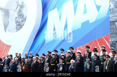 Moskau, Russland. 09. Mai 2023. Der russische Präsident Wladimir Putin hält während der Militärparade über den Roten Platz die jährliche Siegesrede vom Überprüfungsstand, anlässlich des 78. Jahrestags des Sieges über Nazideutschland im Zweiten Weltkrieg am 9. Mai 2023 in Moskau, Russland. Kredit: Gavriil Grigorov/Kreml Pool/Alamy Live News Stockfoto