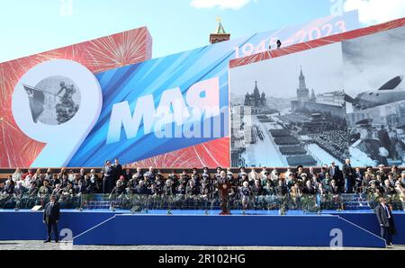 Moskau, Russland. 09. Mai 2023. Der russische Präsident Wladimir Putin hält während der Militärparade über den Roten Platz die jährliche Siegesrede vom Überprüfungsstand, anlässlich des 78. Jahrestags des Sieges über Nazideutschland im Zweiten Weltkrieg am 9. Mai 2023 in Moskau, Russland. Kredit: Gavriil Grigorov/Kreml Pool/Alamy Live News Stockfoto