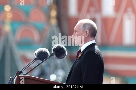 Moskau, Russland. 09. Mai 2023. Der russische Präsident Wladimir Putin hält die jährliche Siegesrede während der Militärparade auf dem Roten Platz anlässlich des 78. Jahrestages des Sieges über Nazideutschland im Zweiten Weltkrieg am 9. Mai 2023 in Moskau, Russland. Kredit: Gavriil Grigorov/Kreml Pool/Alamy Live News Stockfoto