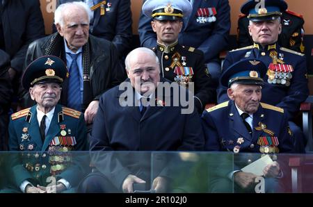 Moskau, Russland. 09. Mai 2023. Der belarussische Präsident Alexander Lukaschenko, Center, beobachtet neben Veteranen die jährliche Militärparade zum Siegesfeiertag auf dem Roten Platz, die anlässlich des 78. Jahrestages des Sieges über Nazideutschland im Zweiten Weltkrieg am 9. Mai 2023 in Moskau, Russland, stattfindet. Kredit: Gavriil Grigorov/Kreml Pool/Alamy Live News Stockfoto