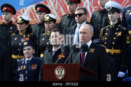 Moskau, Russland. 09. Mai 2023. Der russische Präsident Wladimir Putin hält die jährliche Siegesrede während der Militärparade auf dem Roten Platz anlässlich des 78. Jahrestages des Sieges über Nazideutschland im Zweiten Weltkrieg am 9. Mai 2023 in Moskau, Russland. Kredit: Gavriil Grigorov/Kreml Pool/Alamy Live News Stockfoto