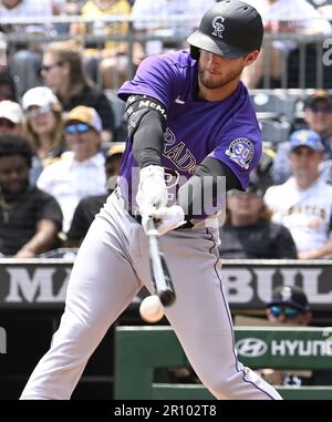 Pittsburgh, Usa. 10. Mai 2023. Ryan McMahon (24), zweiter Baseman der Colorado Rockies, erreicht den ersten Platz bei einem Feldfehler von Pittsburgh Pirates, der am Mittwoch, den 10. Mai 2023 in Pittsburgh beim vierten Inning im PNC Park den Pitcher Rich Hill startete. Foto: Archie Carpenter/UPI Credit: UPI/Alamy Live News Stockfoto
