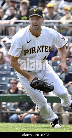 Pittsburgh, Usa. 10. Mai 2023. Ryan McMahon, zweiter Baseman der Colorado Rockies, erreicht den ersten Platz bei einem Feldfehler von Pittsburgh Pirates, der am Mittwoch, den 10. Mai 2023 in Pittsburgh beim vierten Inning im PNC Park den Pitcher Rich Hill (44) startete. Foto: Archie Carpenter/UPI Credit: UPI/Alamy Live News Stockfoto