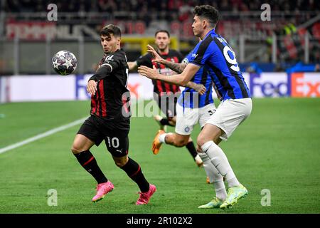 Mailand, Italien. 10. Mai 2023. Brahim Diaz vom AC Mailand und Alessandro Bastoni vom FC Internazionale treten während des Fußballspiels der UEFA Champions League zwischen dem AC Mailand und dem FC Internazionale im Stadion San Siro in Mailand (Italien) im Mai 10. 2023 um den Ball an. Kredit: Insidefoto di andrea staccioli/Alamy Live News Stockfoto