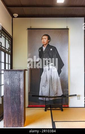 nagasaki, kyushu - 14 2022. dez.: Touristischer Fotospot im Nagasaki Kameyama Shachu Memorial Museum mit einem hängenden Scrollposter des japanischen Samurai Sa Stockfoto