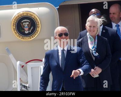 New York, New York, USA. 10. Mai 2023. Queens, New York. Präsident Joseph R. Biden kam am John F. Kennedy Airport an, dann ging er an Bord der Marine 1, um zum Westchester Community College zu reisen, wo er eine Rede über das Belastungslimit und ein Verbot von Angriffswaffen hielt. (Kreditbild: © Bruce Cotler/ZUMA Press Wire) NUR REDAKTIONELLE VERWENDUNG! Nicht für den kommerziellen GEBRAUCH! Stockfoto