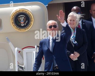 New York, New York, USA. 10. Mai 2023. Queens, New York. Präsident Joseph R. Biden kam am John F. Kennedy Airport an, dann ging er an Bord der Marine 1, um zum Westchester Community College zu reisen, wo er eine Rede über das Belastungslimit und ein Verbot von Angriffswaffen hielt. (Kreditbild: © Bruce Cotler/ZUMA Press Wire) NUR REDAKTIONELLE VERWENDUNG! Nicht für den kommerziellen GEBRAUCH! Stockfoto