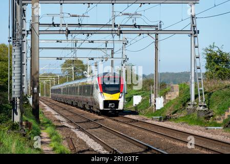 British Rail Klasse 745 FLIRT Zug von Greater Anglia in der Nähe von Margaretting Richtung London Liverpool Street, Großbritannien. Moderne Intercity-Elektrische WWU Stockfoto