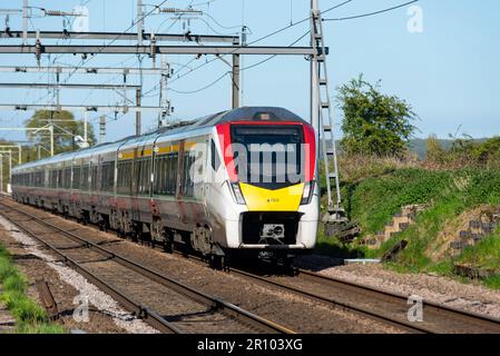 British Rail Klasse 745 FLIRT Zug von Greater Anglia in der Nähe von Margaretting Richtung London Liverpool Street, Großbritannien. Moderne Intercity-Elektrische WWU Stockfoto