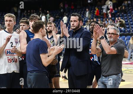 Antwerpen, Belgien. 10. Mai 2023. Limburgs Cheftrainer Raymond Westphalen und seine Spieler feiern nach dem Sieg eines Basketballspiels zwischen den Antwerpen Giants und Limburg United am Mittwoch, den 10. Mai 2023 in Antwerpen, dem ersten Spiel im Halbfinale der belgischen First Division Basketball Championship der BNXT League. BELGA FOTO TOM GOYVAERTS Kredit: Belga News Agency/Alamy Live News Stockfoto