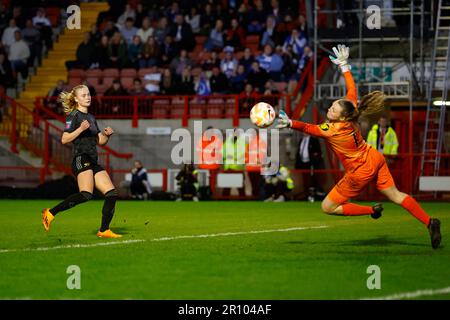 Crawley, Großbritannien. 10. Mai 2023. Crawley, England, Mai 10. 2023: Torwart Megan Walsh (1 Brighton) rettet Kathrine Kuhl (22 Arsenal) während des FA Womens Super League Fußballspiels zwischen Brighton und Arsenal im Broadfield Stadium in Crawley, England. (James Whitehead/SPP) Kredit: SPP Sport Press Photo. Alamy Live News Stockfoto