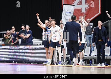 Antwerpen, Belgien. 10. Mai 2023. Die Spieler von Limburg feiern am Mittwoch, den 10. Mai 2023 in Antwerpen ein Basketballspiel zwischen den Antwerpen Giants und Limburg United, das erste Spiel im Halbfinale der belgischen First Division Basketball Championship „BNXT League“. BELGA FOTO TOM GOYVAERTS Kredit: Belga News Agency/Alamy Live News Stockfoto