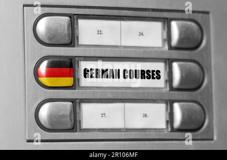 Auf der Gegensprechanlage befindet sich eine Schaltfläche mit der Flagge Deutschland und der Aufschrift - Deutsche Sprachkurse. Stockfoto