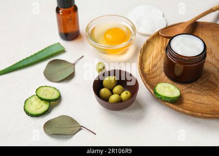 Zusammensetzung mit natürlichen Kosmetika und Inhaltsstoffen auf hellem Hintergrund Stockfoto