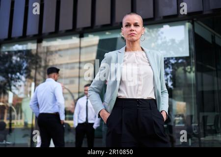 Porträt einer selbstbewussten, kaukasischen, reifen Frau, die vor dem Büro steht. Befähigt. Stockfoto