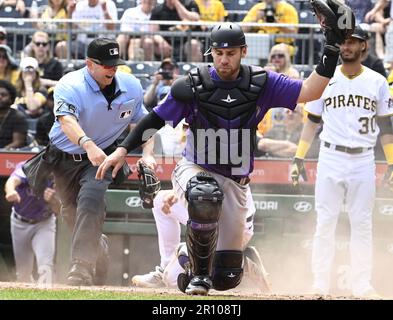 Pittsburgh Pirates Left Fielder Bryan Reynolds (10) ist zu Hause, während der Fänger der Colorado Rockies Austin Wynns (16) das Tag während des sechsten Inning im PNC Park am Mittwoch, den 10. Mai 2023 in Pittsburgh anbringt. Foto: Archie Carpenter/UPI Stockfoto