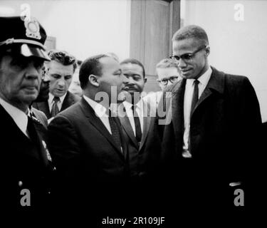 TITEL: [Martin Luther King und Malcolm X warten auf Pressekonferenz]..RUFNUMMER: USN&WR COLL - Job-Nr. 11695, Frame 27 [P&P]..REPRODUKTIONSNUMMER: LC-USZ6-1847 (Schwarzweiß-Filmkopie neg.).Keine bekannten Einschränkungen bei der Veröffentlichung...MEDIUM: 1 Fotodruck...ERSTELLT/VERÖFFENTLICHT: [1964. März 26]..SCHÖPFER:..Trikosko, Marion S., Fotograf...HINWEISE:....USA News & World Report Magazine Fotosammlung...SUBJEKTE:... King, Martin Luther, Jr., 1929-1968--Öffentliche Auftritte..X, Malcolm, 1925-1965--Öffentliche Auftritte...FORMAT:..Fotodrucke 1960-1970...REPOSITORY: Bibliothek der Kongressdrucke Stockfoto