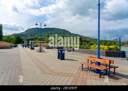 Badacony Pier am Balaton Frühling an einem sonnigen Tag. Stockfoto