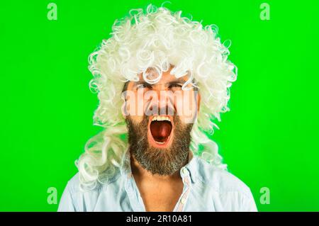 Bärtiger Mann mit weißer Perücke. Schreiender Mann mit Bart und Schnurrbart in lockiger Perücke. Wütender Typ mit langen weißen Haaren. Bärtiger Mann mit Perücke. Mann in Perücke Stockfoto