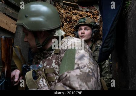 Soledar, Donezk, Ukraine. 24. April 2023. Ukrainische Soldaten werden während einer Bombardierung in einem Schutzraum im Graben gesehen, 1 km von russischer Position in der Nähe von Soledar entfernt. Die ostukrainische Stadt in der Region Donezk wird seit Januar von russischen Streitkräften belagert und hat einen Vorteil bei der Umschließung der nahegelegenen Stadt Bakhmut verschafft, in der seit der russischen Invasion die bedeutendsten Kämpfe ausgetragen wurden. (Credit Image: © Ashley Chan/SOPA Images via ZUMA Press Wire) NUR REDAKTIONELLE VERWENDUNG! Nicht für den kommerziellen GEBRAUCH! Stockfoto