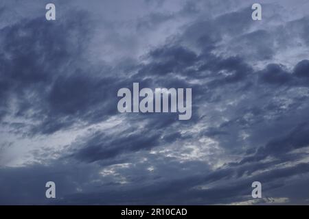 Bedeckter Himmel mit grauen Wolken am Abend Stockfoto