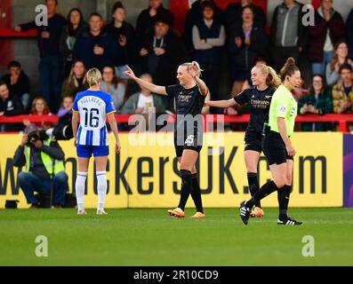 Crawley, Großbritannien. 10. Mai 2023. Stina Blackstenius von Arsenal feiert das Eröffnungstor beim FA Women's Super League-Spiel zwischen Brighton & Hove Albion Women und Arsenal LFC am 10. 2023. Mai im People's Pension Stadium in Crawley, Großbritannien. (Foto von Jeff Mood/phcimages.com) Kredit: PHC Images/Alamy Live News Stockfoto