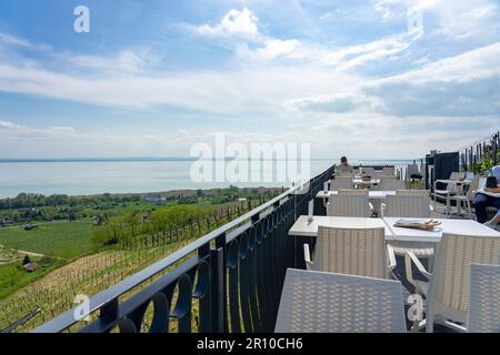 Tisch und Stühle mit wunderschönem Blick auf den Balaton in Badacsony Ungarn. Stockfoto