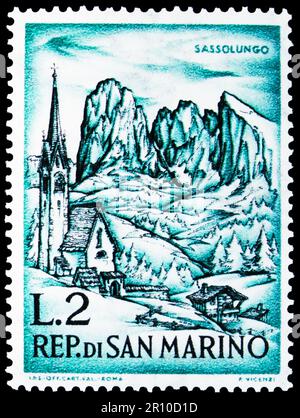 MOSKAU, RUSSLAND - 08. APRIL 2023: In San Marino gedruckte Briefmarken zeigen Langkofel, St. Jakob Kirche in der Nähe von St. Ulrich, Mountaineering-Serie, circa Stockfoto