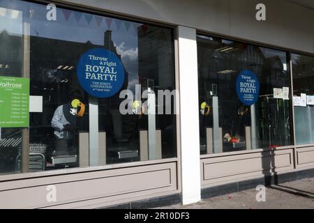 Waitrose Shop zur Feier der König-Charles-III-Krönung mit Kronen auf den Kassen und Schildern „Throw a Right Royal Party“ in Window Cheam Surrey England Stockfoto