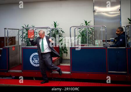 Washington, Vereinigte Staaten. 10. Mai 2023. US-Senator Lindsey Graham (Republikaner von South Carolina) fährt während einer Abstimmung in Washington, DC, am Mittwoch, den 10. Mai 2023, durch die U-Bahn des Senats im US Capitol. Kredit: Rod Lamkey/CNP/dpa/Alamy Live News Stockfoto